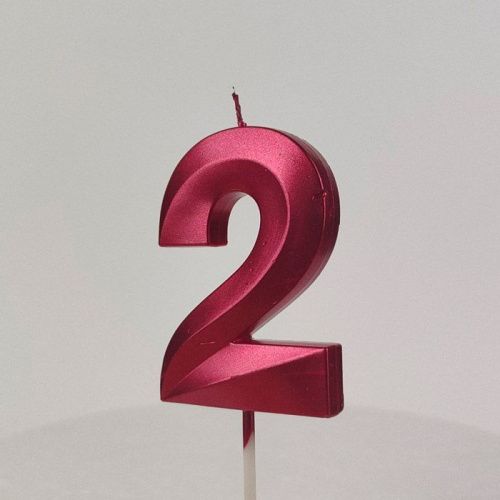 Свеча цифра "2", красная